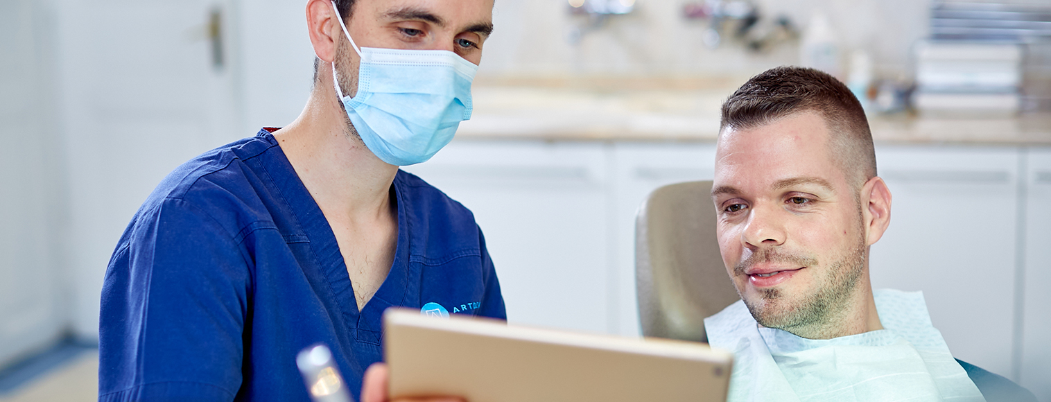 Dr. Varajti und seine Patientin beim kostenlosen Gesundheitscheck.